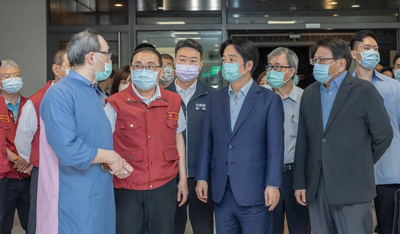 總統抵達後，首先聽取游明晉副院長說明傷者目前醫療狀況