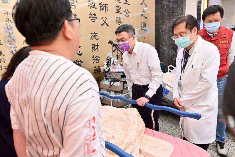 行政院長卓榮泰前往三峽恩主公醫院慰問傷者及家屬