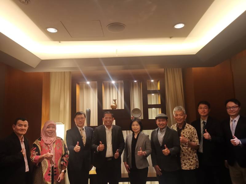 國際司陳俞妏教育副參事代理主持教育部午宴印尼迪波內戈羅大學Prof. Dr. Suharnomo校長訪團一行5人