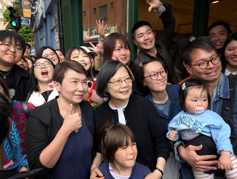 前總統蔡英文（中）18日參觀台灣人在倫敦設立的亞洲超市，再度引發粉絲聚集簇擁，並索取簽名、握手和合照，其中有些人是攜家帶眷