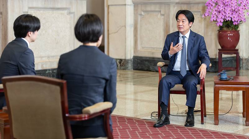 President Lai responds to questions from Nippon Television's news zero program host Sakurai Sho and Yomiuri TV Shanghai Bureau Chief Watanabe Masayo.