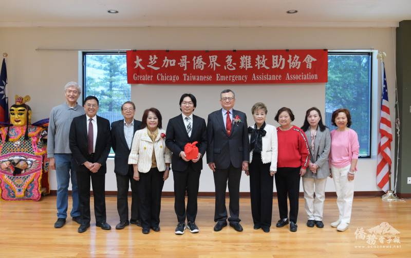 駐芝加哥辦事處處長類延峰 (右五)、文教中心副主任陳怡珍(右二) 、卸任會長陳莎莎(右四)、新任會長林辛承(左五)、創會會長項邦珍(左四) 、美食文化交流協會會長陳美麗(右三) 與理事合影