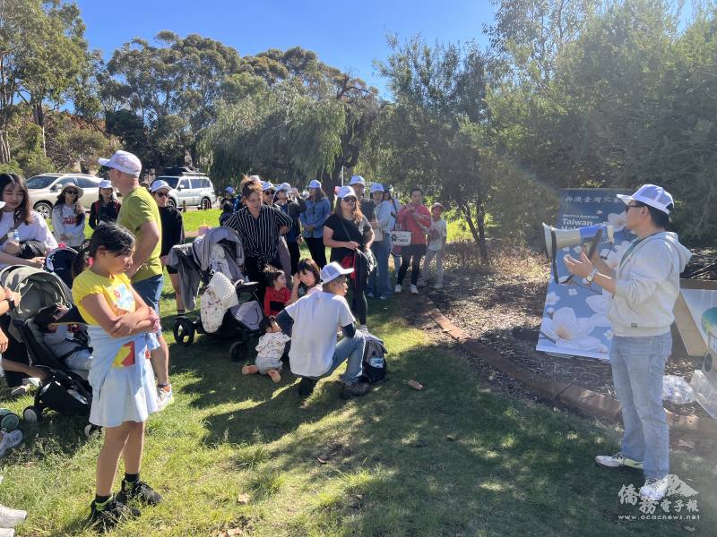 Boris Chang, Council Member of the Overseas Community Affairs Council, addresses the crowd before the event