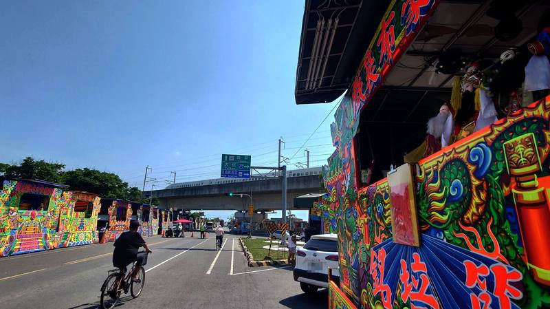 嘉義鹿草余慈爺公廟20日舉辦「余慈爺聖誕千秋祝壽大典」，廟方表示，估計信眾共聘請逾800棚布袋戲及歌仔戲演出酬神