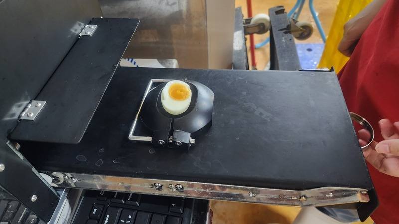 福記食品開發出檢測系統，只要將一顆溏心蛋放到設備上，就能掃描算出雞蛋霍氏（哈夫）單位等各項數據