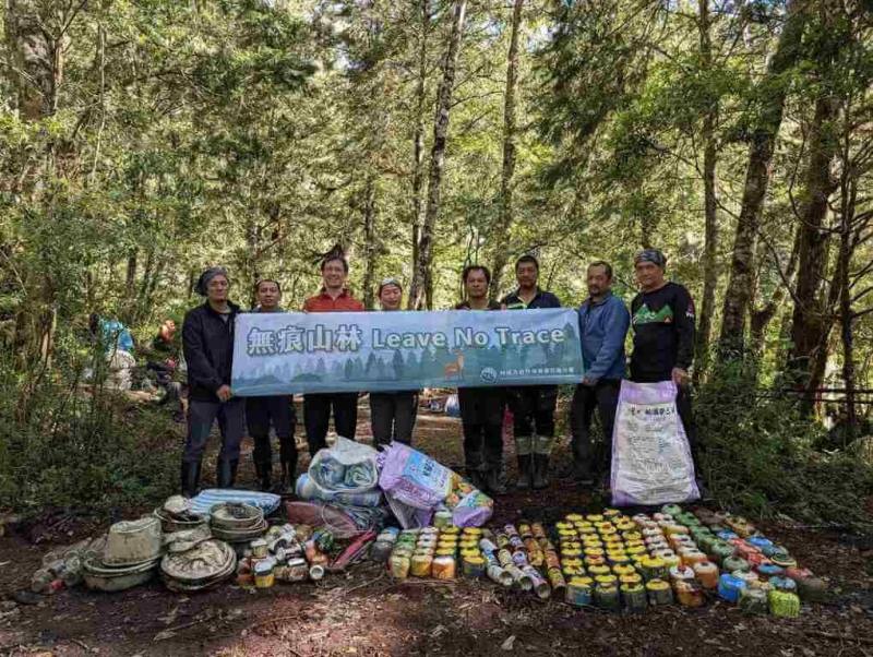 林保署花蓮分署與民間團體日前到馬博橫斷東端的中平林道，進行營地環境整理、簡易路標設置及危險地形的繩索架設等多項工作，清出約40公斤瓦斯罐、保特瓶等廢棄物及多張帆布，呼籲山友遵守無痕山林準則。（林業及自然保育署花蓮分署提供）