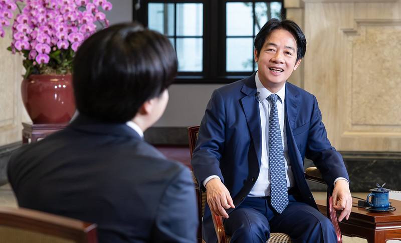 President Lai is interviewed by Nippon Television's news zero program host Sakurai Sho and Yomiuri TV Shanghai Bureau Chief Watanabe Masayo.