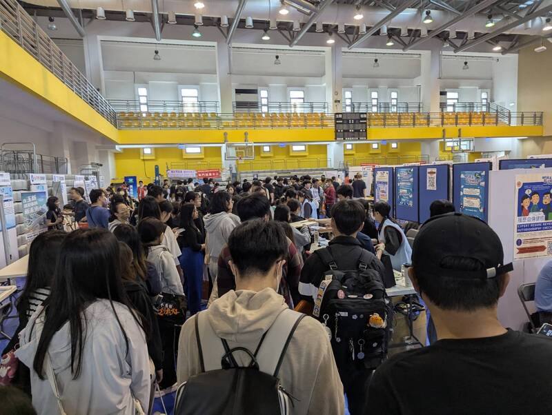 金門大學20日與勞動部勞動力發展署北基宜花金馬分署金門就業中心共同舉辦徵才博覽會，60家企業設攤，提供超過1400個職缺，吸引民眾前往參觀