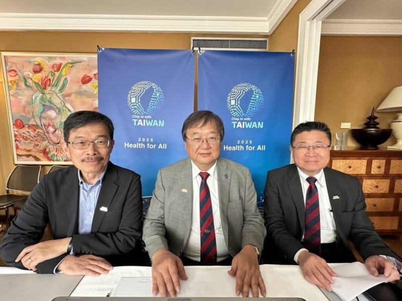 第78屆世界衛生大會19日起在瑞士日內瓦舉行，衛福部長邱泰源（中）強調，台灣醫衛貢獻不受中國打壓影響，不因美國退出世衛而結束。（衛福部提供）