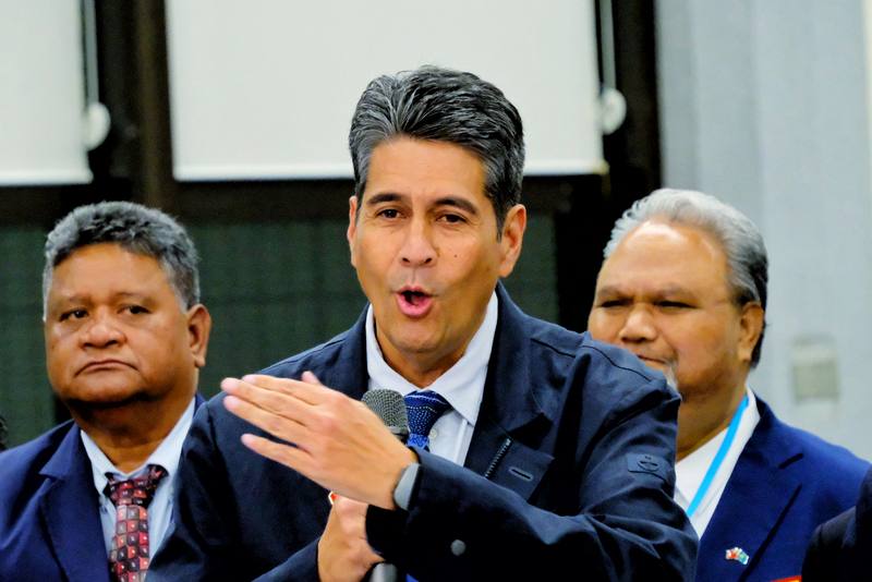 帛琉共和國總統惠恕仁（Surangel S. Whipps, Jr.）（中）19日率團訪台，他在國賓門發表談話表示，非常開心榮幸能再次回到台灣，這是他1月宣誓就任總統後，首次來台國是訪問