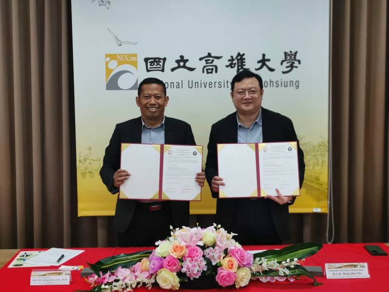 國立高雄大學吳行浩副校長與印尼迪波內戈羅大學校長Suharnomo簽署校際合作備忘錄