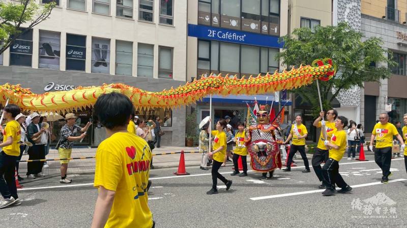 舞龍及電音三太子吸引觀眾目光