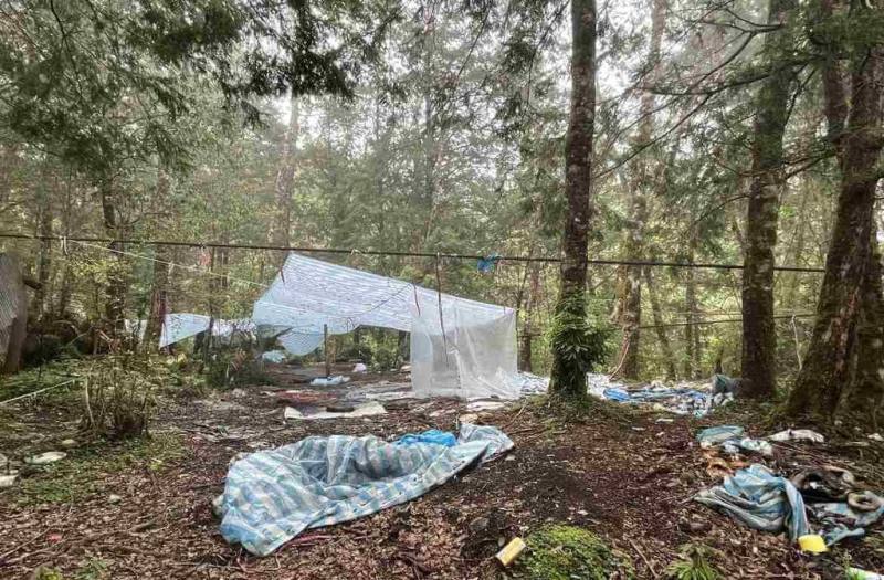 林保署花蓮分署與民間團體日前到馬博橫斷東端的中平林道進行環境整理，在溪底營地發現許多山友遺留的帆布等廢棄物，在人力可行範圍揹運下山。（林業及自然保育署花蓮分署提供）