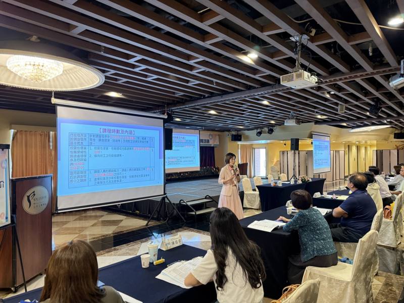 國教署洪甄徽科長就研習課程介紹進行說明