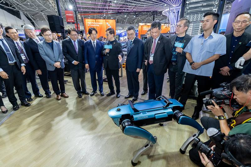 總統與現場貴賓一同參觀展覽