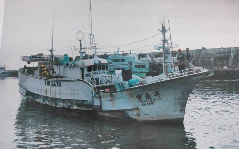 正值黑鮪魚汛期，屏東琉球籍漁船「昇漁豐」號在台菲重疊海域作業，19日凌晨卻遭菲律賓海巡登船臨檢並扣押，幸經外交部交涉後獲釋。（讀者提供）