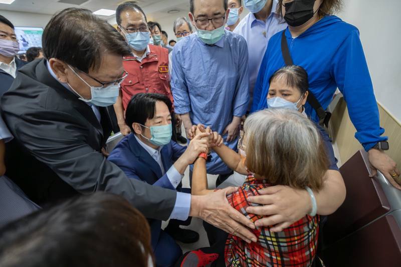 新北市三峽校區外19日下午發生重大車禍意外，賴清德總統晚間前往新北市立土城醫院探視傷者及向家屬致意