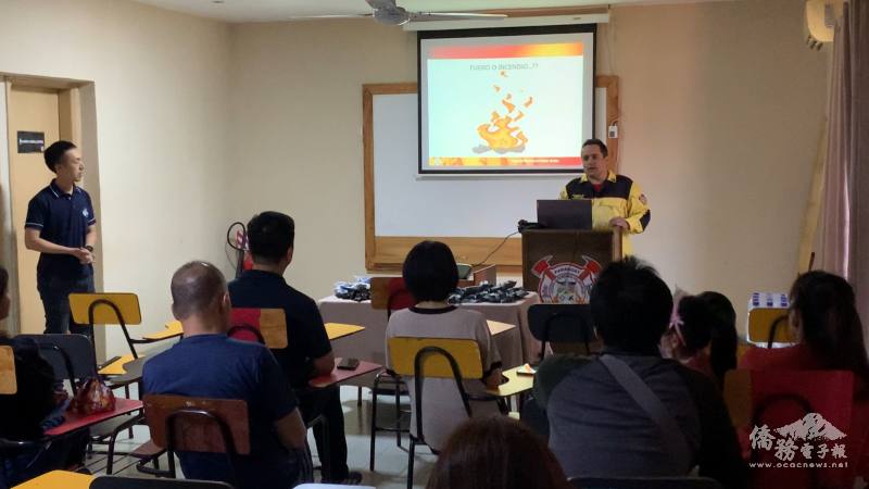 講座內容深入淺出，透過實例解析火場各種情況，讓僑胞學習在各種情境下如何正確應對
