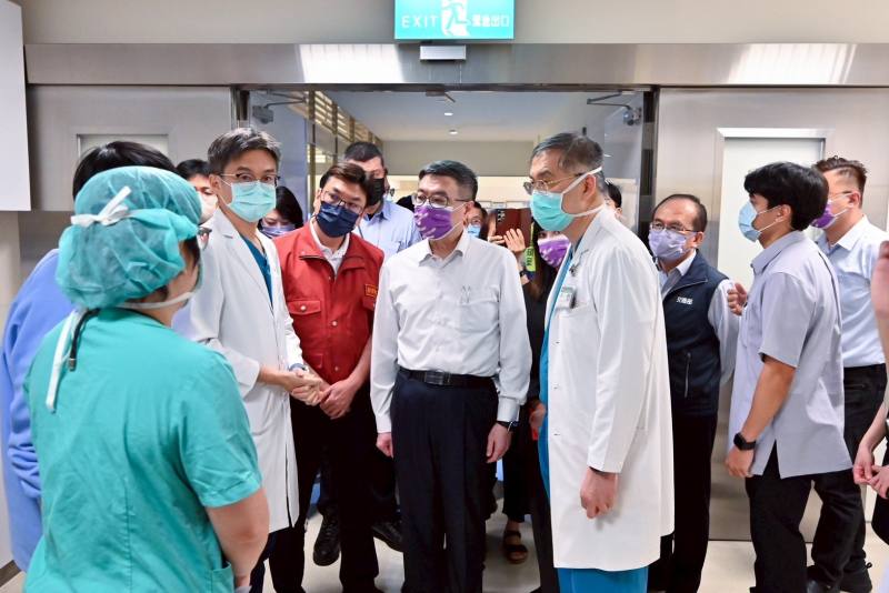 行政院長卓榮泰前往板橋亞東醫院慰問傷者及家屬