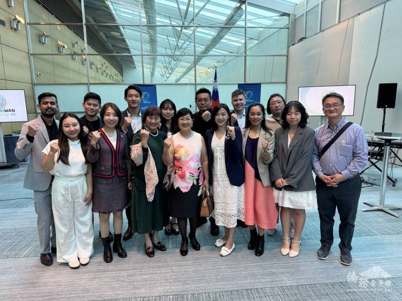 徐佳青與出席僑委會僑團晚宴的臺灣聯合國協進會臺灣青年合影