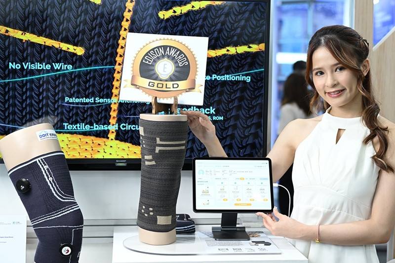 紡織所研發「智慧彈性護膝」，內嵌導電纖維與肌電感測模組，能監測膝部活動並輔以電刺激訓練，加速肌力恢復。具水洗耐久性並通過多項安全認證，為高齡者行動輔具提供創新解方