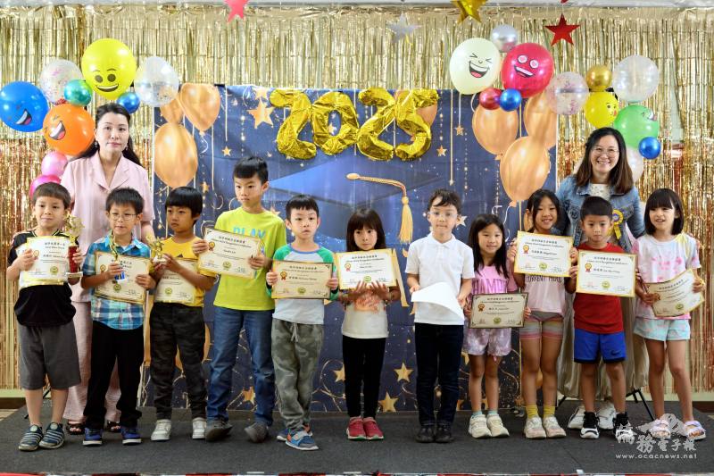 注音班一年級學生們獲頒認字檢定合格證書和比賽優等獎