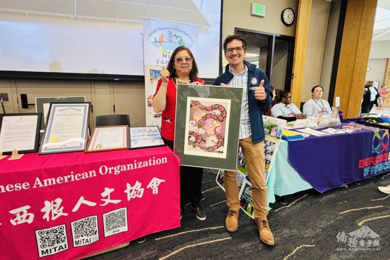 密西根州眾議員Jason Morgan參訪攤位，楊逸鴻致贈臺灣蛇年版畫