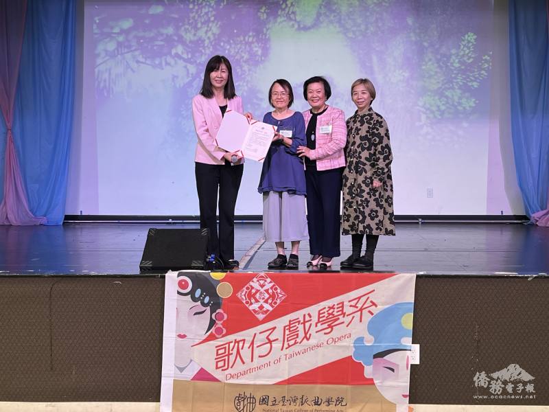 金山灣區文教中心主任莊雅淑(左一)代表僑委會頒發賀狀