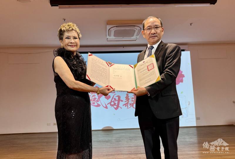 主任尤正才（右）頒發僑務顧問聘書及委員長徐佳青賀函給永久榮譽會長扈曾美惠（左）