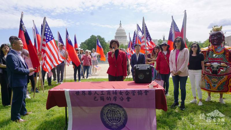 世界華人工商婦女企管協會總會副總會長白越珠致詞
