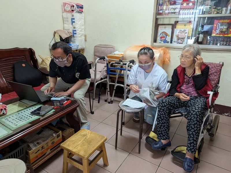 南投縣魚池鄉源和藥局藥師陳雨函（中）常穿梭山區送藥到府，患者與家屬都熱情招呼，彷彿友人到訪串門子