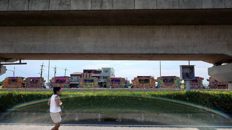 嘉義鹿草余慈爺公廟20日舉辦「余慈爺聖誕千秋祝壽大典」，位於台灣高鐵路線下方的台37線路肩上，綿延百公尺長都是布袋戲棚，格外吸睛