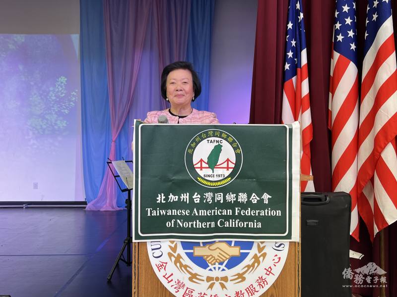 節目總監劉玲霞感謝演出的國立臺灣戲曲學院師生