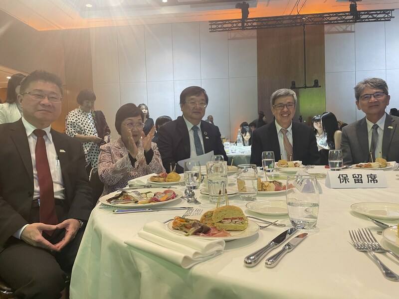 前副總統陳建仁（右2）在羅馬出席教宗就職典禮後轉赴日內瓦，將參加台灣民間與官方的世衛場邊活動。右為立委王正旭、左起衛福部次長呂建德、僑委會委員長徐佳青、衛福部長邱泰源