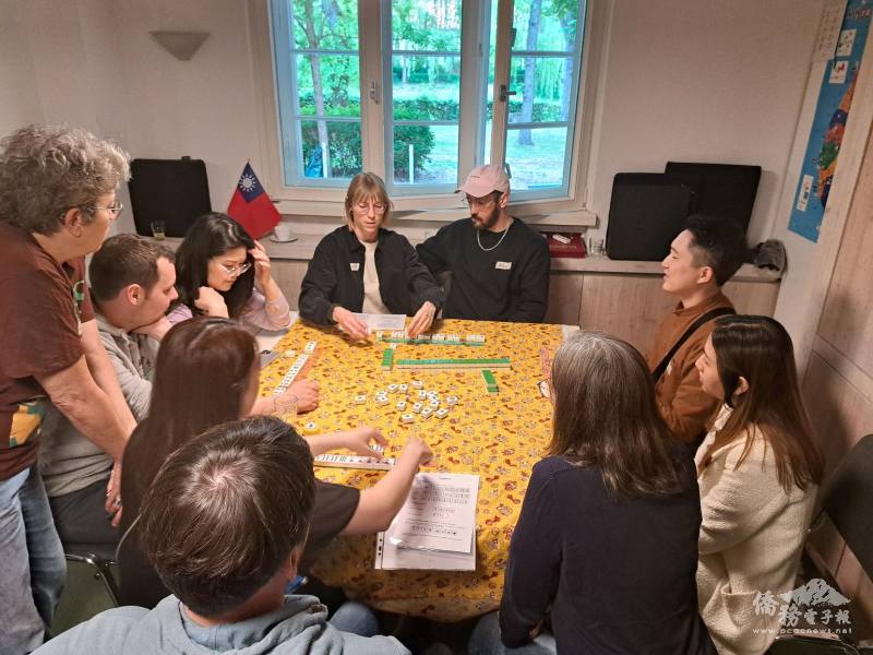 大家興致盎然地學習如何打麻將