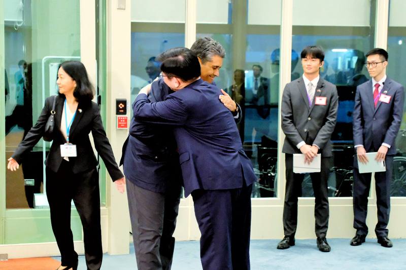 友邦帛琉共和國總統惠恕仁（Surangel S. Whipps, Jr.）（前左）19日率團訪台，外交部長林佳龍（前右）晚間代表政府前往接機，表達台灣誠摯歡迎