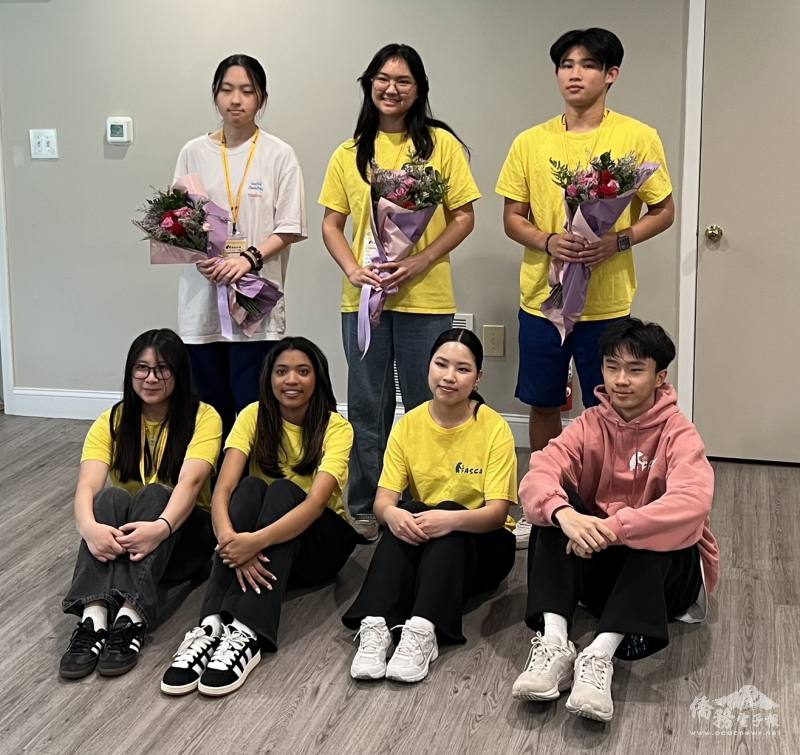 Farewell ceremony for graduating seniors. FASCA executive board president Claire Su presented parting gifts and flowers to the seniors.