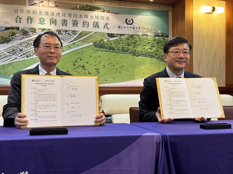 雲林縣虎尾潮韌性城鎮水岸縫合計畫一期工程預計今年9月完工，為後續管理與維護，經濟部水利署副署長王藝峰（左）與虎尾科技大學校長張信良（右）20日簽署合作意向書，展現雙方共同推動永續發展及落實在地關懷的決心