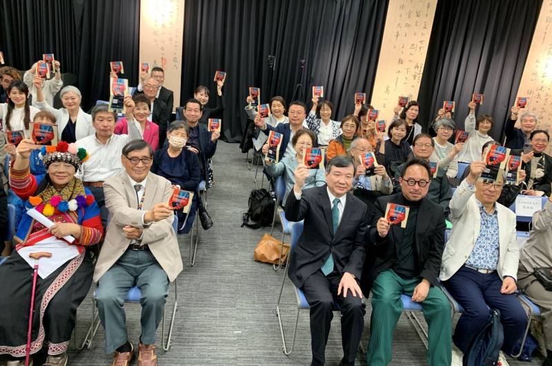 高英傑（前排左2）、高美英（前排左1）、駐日大使李逸洋（前排右3）、台灣文化中心主任曾鈐龍（前排右2）手持本次展覽摺頁與貴賓合影（駐日臺灣文化中心提供）