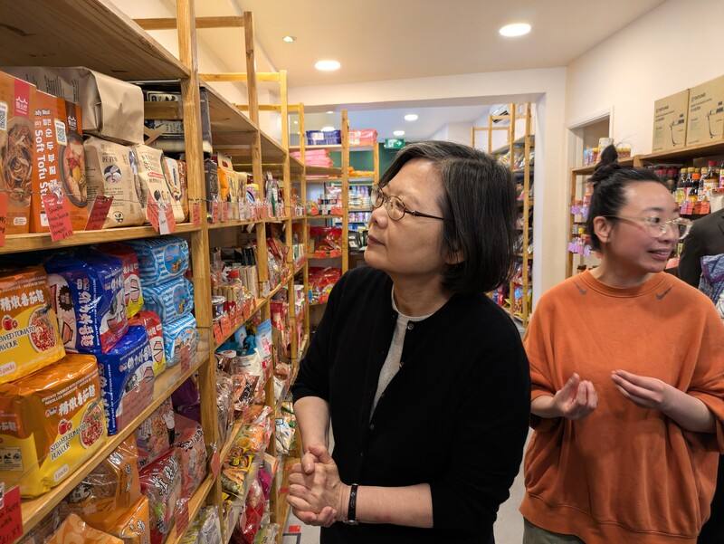 前總統蔡英文（左）訪問英國，18日參觀由台灣人Gili（右）在倫敦開設的亞洲超市