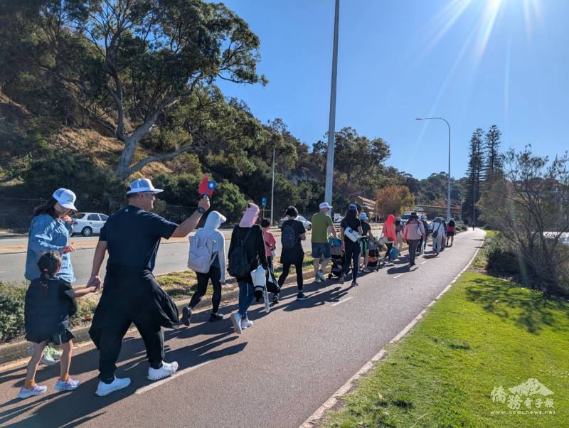 Many participants walk with young children, some in strollers