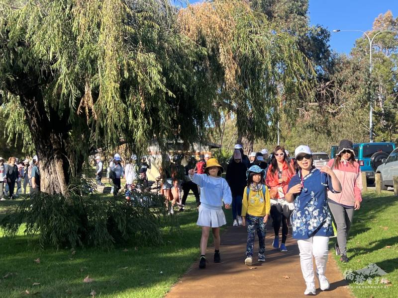 Annie Chang, Chairperson of the Western Australia Taiwan Hakka Association, leads the walk