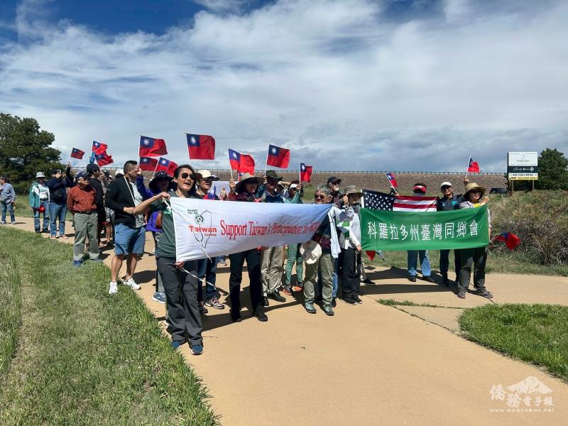 眾人沿公園步道健走為臺灣加入世衛聲援
