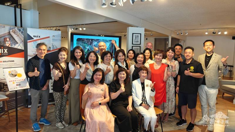 國際青年親善大使鄧皓勻(站立第一排左6)舉辦記者會，發表計畫成果