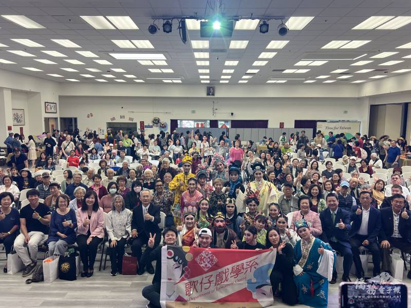 歌仔戲表演引起灣區僑胞觀看與回憶