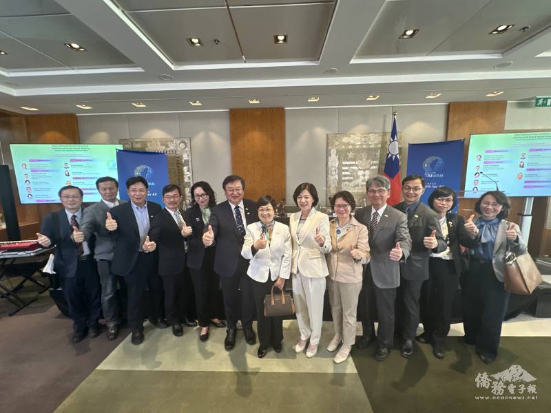 僑務委員會委員長徐佳青(中)、衛福部部長邱泰源(左6)、立法委員王育敏、王正旭、劉書彬及臺灣世衛行動團合影