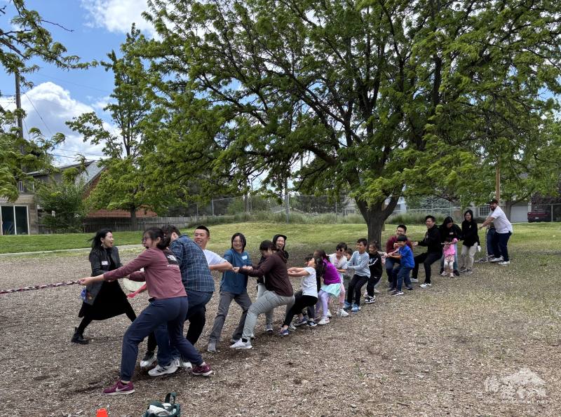 拔河比賽戰況激烈