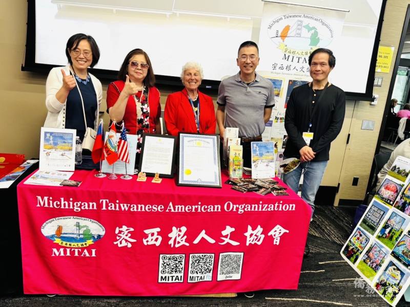 密西根州「擁抱差異」執行長Nancy Margolis(中)與楊逸鴻(左二)、安娜堡臺灣華語文學習中心主任葉劉崑(右二)、安娜堡中文學校校長林欣如(左一)及董事郭權賢(右一)合影