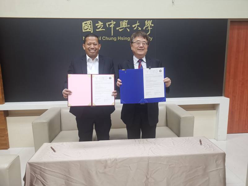 國立中興大學詹富智校長與印尼迪波內戈羅大學校長Suharnomo簽署校際合作備忘錄