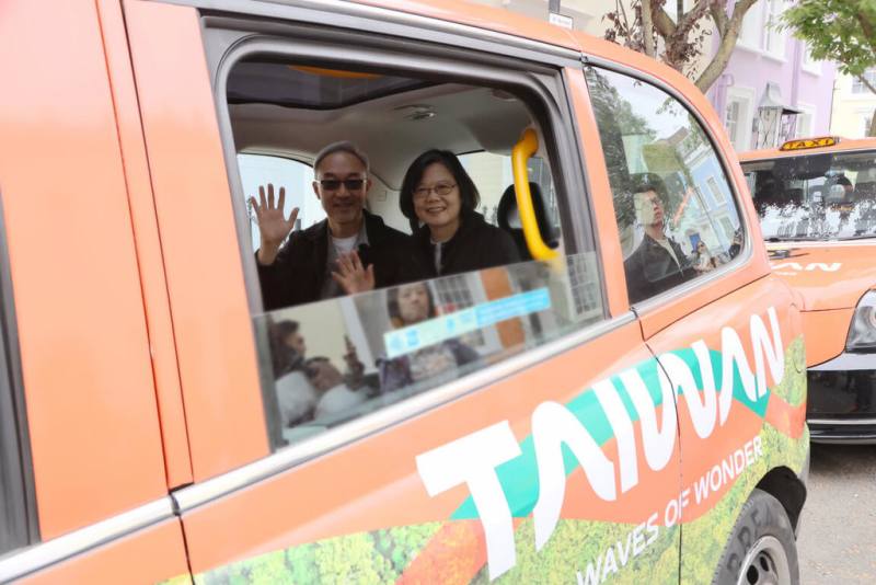 前總統蔡英文（右）18日在駐英國代表姚金祥（左）陪同下，在倫敦體驗台灣觀光宣傳計程車，宣揚赴台旅遊。（訪團提供）